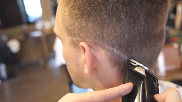 Ręce Fryzjerskiego Cięcia Włosów Jego Klienta Elektryczne Maszynki Golenia Fryzjera — Wideo stockowe