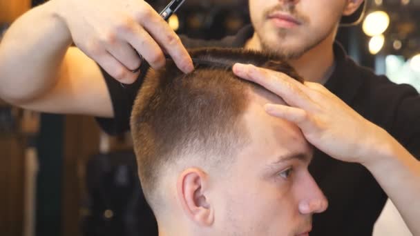 Kuaförde Müşterisinin Saçını Tarayan Profesyonel Kuaförün Erkek Eli Genç Adam — Stok video