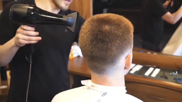 Peluquero Limpiando Cliente Pelo Cortado Por Cepillo Secador Pelo Barbería — Vídeos de Stock