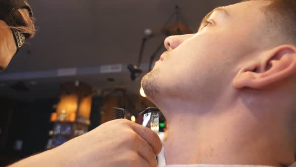 Męskie Ręce Profesjonalny Fryzjer Przycinania Brody Młodych Klientów Elektryczne Maszynki — Wideo stockowe