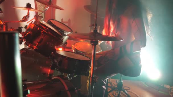 Nicht Wiederzuerkennender Professioneller Schlagzeuger Der Während Eines Rockkonzerts Mit Holzstäben — Stockvideo