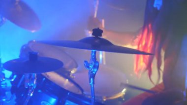 Tanınmayan profesyonel davulcu rock konseri sırasında davul ahşap sopa ile oynamak. Müzik davul seti. Yavaş hareket kapatmak