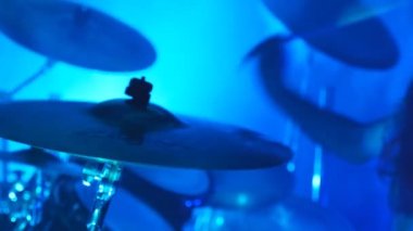 Rock konseri sırasında davul ahşap sopa ile oynamak profesyonel davulcu. Müzik davul seti. Yavaş hareket kapatmak