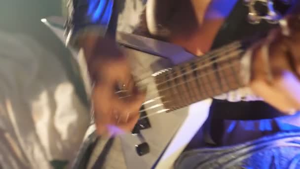 Hombre Irreconocible Tocando Guitarra Eléctrica Escenario Durante Concierto Rock Músico — Vídeos de Stock