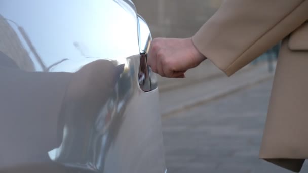 Γυναικείο Χέρι Που Ανοίγει Ένα Ηλεκτρικό Κάλυμμα Υποδοχής Φόρτισης Αυτοκινήτου — Αρχείο Βίντεο