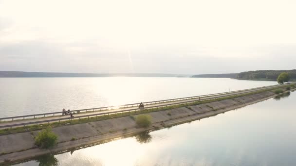 Widok Lotu Ptaka Rowerzysty Jazda Motocyklu Trasie Tamy Słońcem Tle — Wideo stockowe