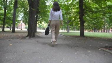 Kamera, zarif giyinen başarılı iş kadınlarını işe giderken ya da şehir parkında çalışırken takip ediyor. Ofise giderken evrak çantasıyla tanınmayan genç bir kız. Kariyer konsepti. Yavaş çekim.