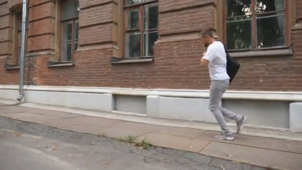 Joven Hombre Negocios Ropa Casual Corriendo Por Calle Urbana Porque — Vídeos de Stock
