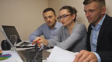 Genç meslektaşlarım dizüstü bilgisayardaki istatistiksel verileri analiz ediyorlar. Ofisteki bilgisayardaki mali raporları inceleyen iş arkadaşları. Profesyonel yöneticiler masada oturan iş geliştirme üzerine çalışırlar.