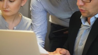 Şirket patronunun genç çalışanlarına gelecekte ofiste yapılacak bir proje konseptini açıklamaya çok yakın. Erkek CEO, genç iş arkadaşlarına şirket geliştirme stratejisi anlatıyor. Yavaş çekim.