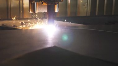 Metal plakadan plazma kesimi. Yüksek hassasiyetli modern teknolojiler. Lazer kesici çalışıyor. Çelik levhadan bir eser üretmek. Endüstriyel metal üretimi. Yavaş çekim.
