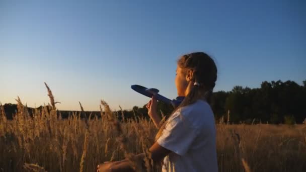 Tasasız Küçük Kız Gün Batımında Çim Çayırında Uçakla Oynuyor Tarlada — Stok video