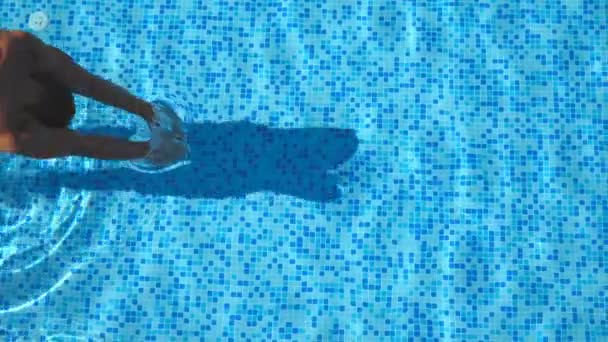 Close Young Man Shirts Jumping Pool Splashing Crystal Clear Water — Vídeos de Stock