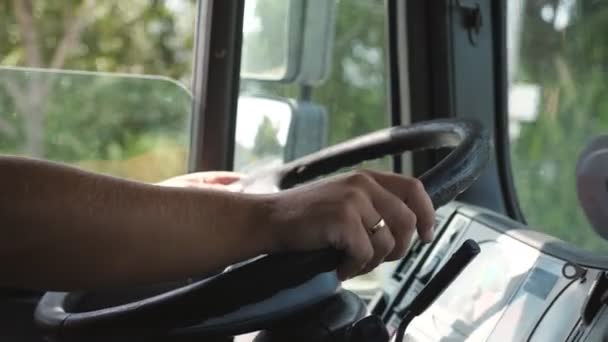 Mãos Masculinas Motorista Caminhão Detém Grande Volante Enquanto Monta Caminhão — Vídeo de Stock