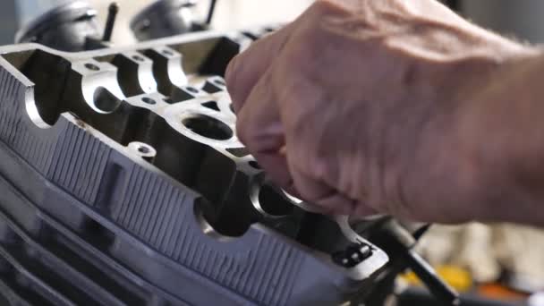 Close Van Mannelijke Handen Repareren Van Auto Motor Een Man — Stockvideo