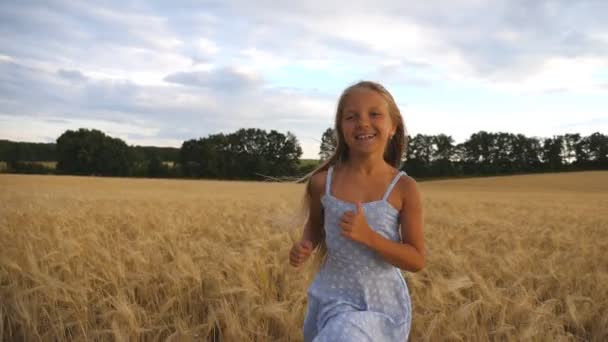 Όμορφη Ευτυχισμένη Κοπέλα Μακριά Ξανθά Μαλλιά Τρέχει Στην Κάμερα Μέσα — Αρχείο Βίντεο