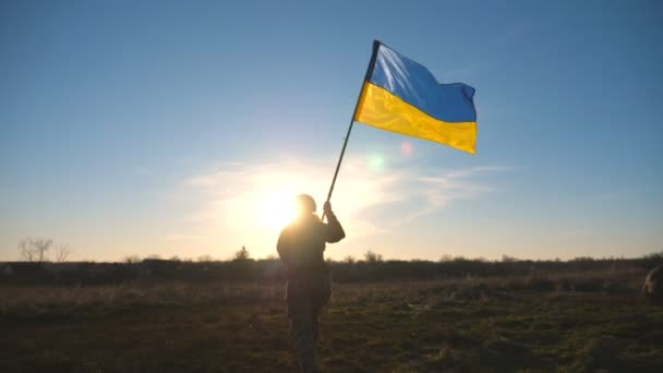Female Ukrainian Army Soldier Walking Peak Hill Raise Ukraine Flag — Stock videók
