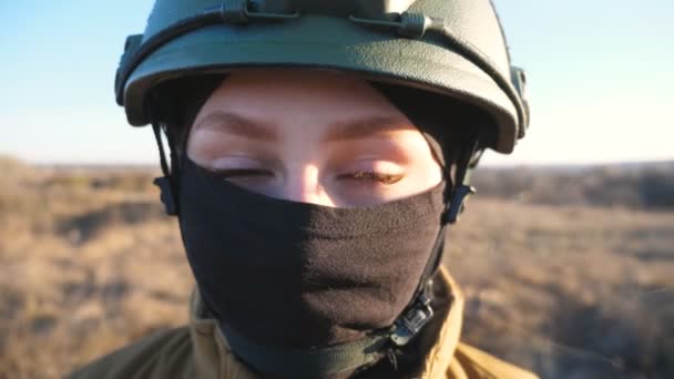 Kasklı Ukraynalı Kadın Asker Görülmüş Kamuflaj Üniformalı Genç Kadın Portresi — Stok video