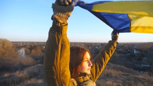 Жіночий Військовослужбовець Україномовної Армії Тримає Прапор України Дівчина Військовій Формі — стокове відео
