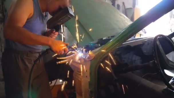 Naprawa Nosząca Maskę Ochronną Spawająca Detale Samochodu Mechanik Pracujący Warsztacie — Wideo stockowe