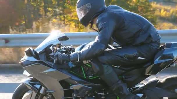 Человек Шлеме Едет Мотоцикле Шоссе Солнечными Вспышками Заднем Плане Мотоциклист — стоковое видео