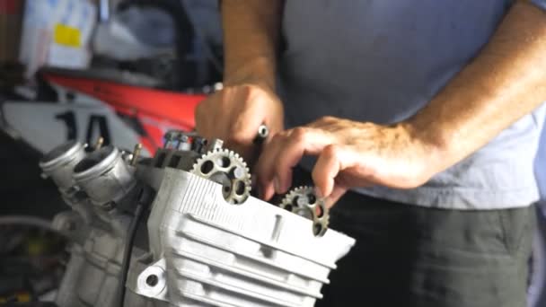 Вид Розібраний Мотоцикл Руки Професійного Механічного Ремонту Двигуна Реконструктор Працює — стокове відео
