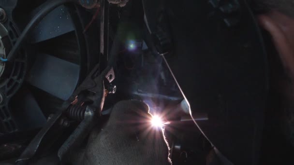 Nahbearbeitung Von Schweißnähten Metallteilen Der Garage Mechaniker Mit Schweißgerät Für — Stockvideo
