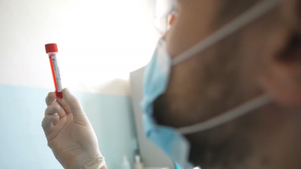 Scientifique Médecin Tenant Une Éprouvette Avec Échantillon Sang Coronavirus Bras — Video