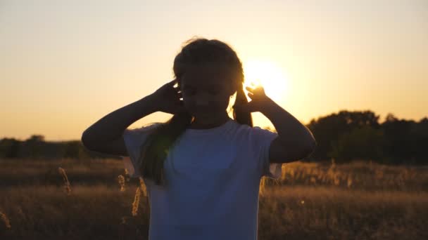 Portrait Little Smiling Girl Look Camera Standing Grass Field Sunset — Video Stock