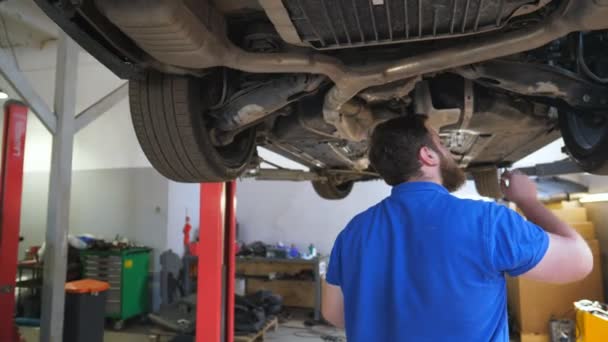 Jonge Reparateur Uniform Inspecteren Schorsing Van Een Auto Werkplaats Professionele — Stockvideo