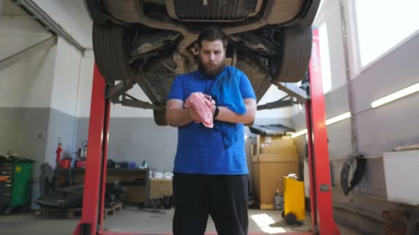 Jonge Automonteur Veegt Zijn Handen Met Een Doek Van Stookolie — Stockvideo