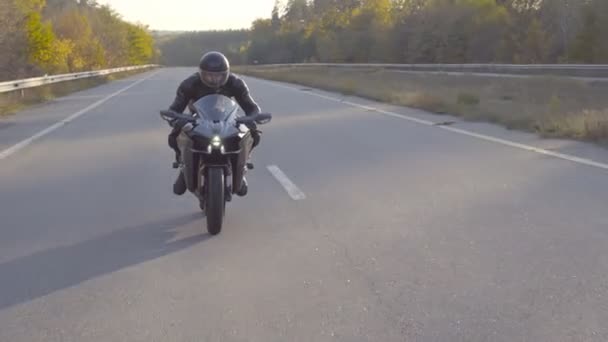 Male Biker Moto Equipment Moving Powerful Motorcycle Country Asphalt Road — Stock videók