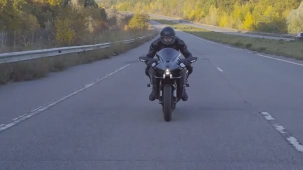 Vista Frontale Del Motociclista Maschio Casco Protettivo Guida Veloce Sulla — Video Stock