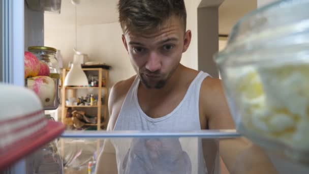 Nah Dran Jungen Menschen Die Morgens Kühlschrank Nach Leckerem Essen — Stockvideo