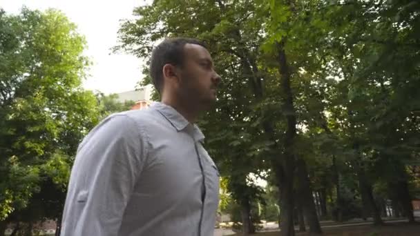 Jovem Empresário Sucesso Olhando Seu Telefone Durante Caminhada Parque Cidade — Vídeo de Stock