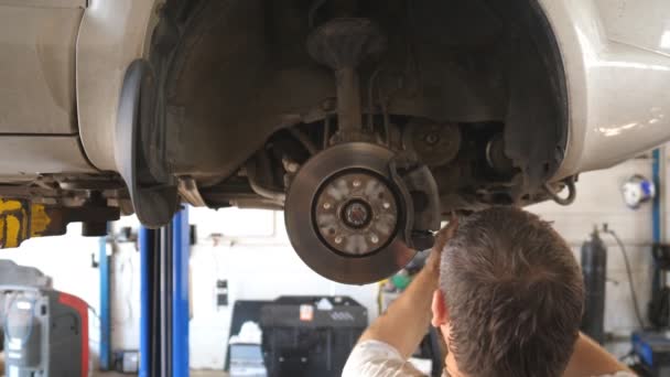 Mecânico Automóvel Adulto Desaperta Partes Velhas Carro Garagem Reparador Barbudo — Vídeo de Stock