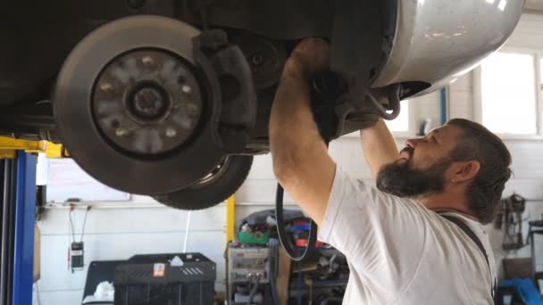 Reparateur Uniform Installeert Een Nieuw Onderdeel Van Auto Werkplaats Werknemer — Stockvideo