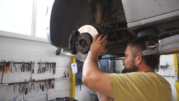 Profesjonalny Brodaty Mechanik Samochodowy Patrzy Kamerę Uśmiecha Się Zakończeniu Pracy — Wideo stockowe