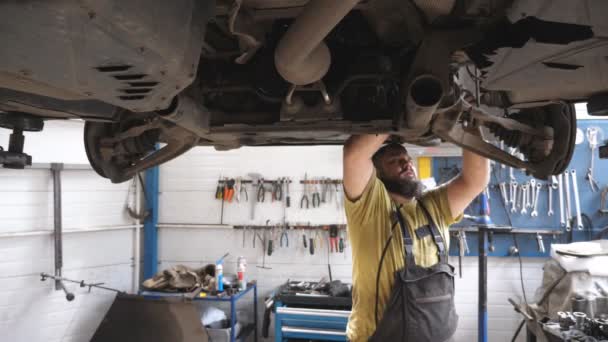 Profesjonalny Brodaty Mechanik Samochodowy Patrzy Kamerę Uśmiecha Się Zakończeniu Pracy — Wideo stockowe