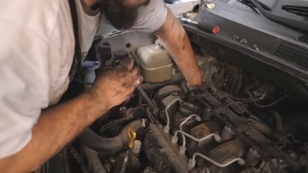 Vuile Handen Van Reparateur Repareren Motor Van Een Auto Werkplaats — Stockvideo