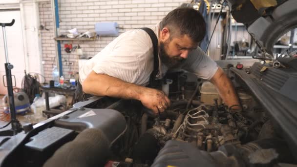 Reparador Que Fixa Motor Carro Oficina Serviço Trabalhos Mecânicos Profissionais — Vídeo de Stock