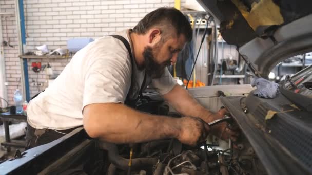 Reparateur Reparatie Motor Van Auto Met Behulp Van Moersleutel Werkplaats — Stockvideo