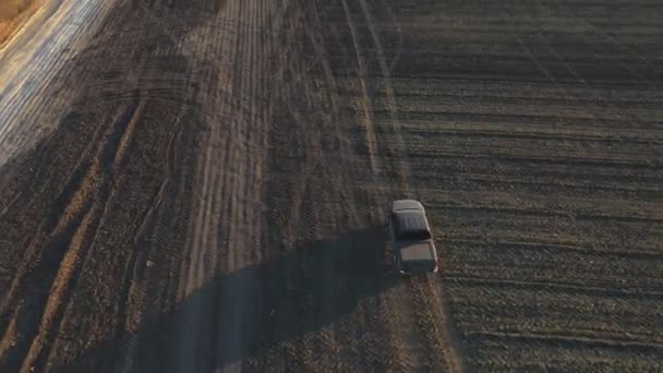 Terbang Atas Mobil Bergerak Antara Lahan Pertanian Musim Gugur Pickup — Stok Video
