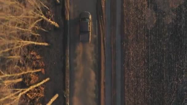 Повітряний Постріл Пікапа Проїжджає Сільській Місцевості Поблизу Оранжевого Поля Літати — стокове відео