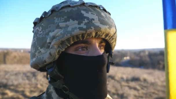 Mladý Voják Hledí Vlajku Ukrajiny Nadějí Venku Pohled Ukrajinského Vojáka — Stock video
