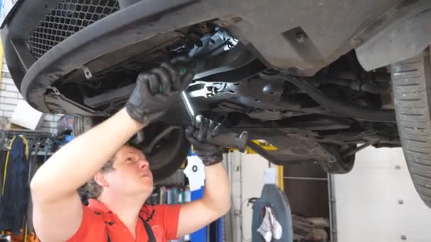Auto Mecânico Inspeção Fundo Carro Durante Manutenção Serviço Reparador Profissional — Vídeo de Stock