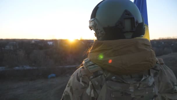 Ukraińska Armia Stoi Szczycie Wzgórza Niebiesko Żółtą Flagą Zachodzie Słońca — Wideo stockowe