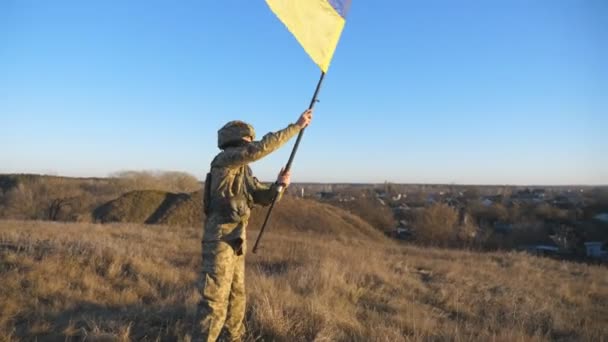 Ντόλι Πυροβόλησε Νεαρό Άνδρα Στρατιωτική Στολή Κουνώντας Σημαία Της Ουκρανίας — Αρχείο Βίντεο