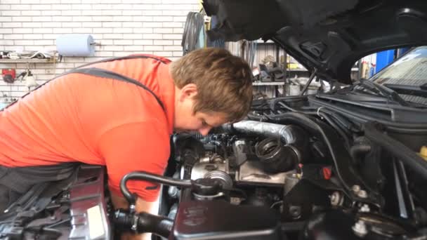 Mechanic Maakt Een Auto Onderhoud Auto Service Professionele Reparateur Controleren — Stockvideo
