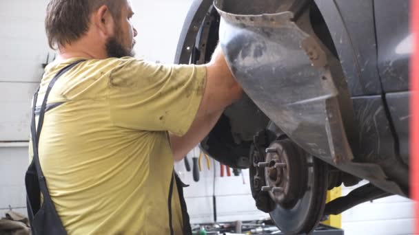 Professionele Auto Monteur Demonteren Auto Voor Reparatie Reparateur Repareert Auto — Stockvideo